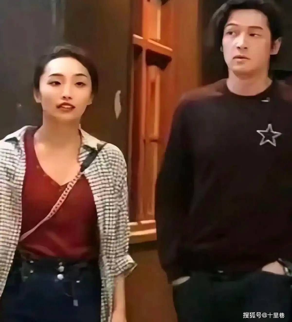 直到看到43岁胡歌陪老婆黄曦宁上海看房才明白薛佳凝到底输在哪