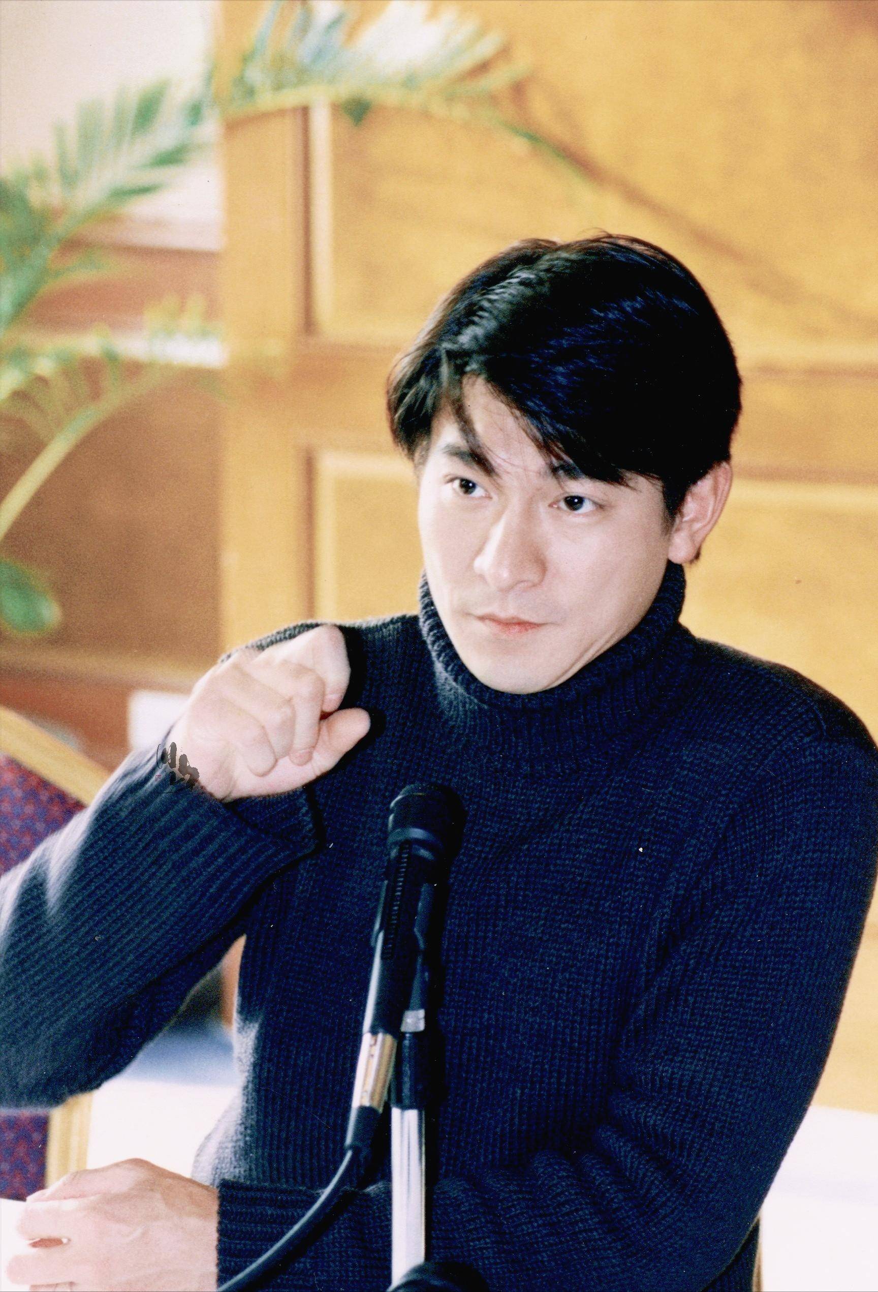 母亲46岁生下她,刘德华用亿万元富养女儿,现在13岁成了这副模样