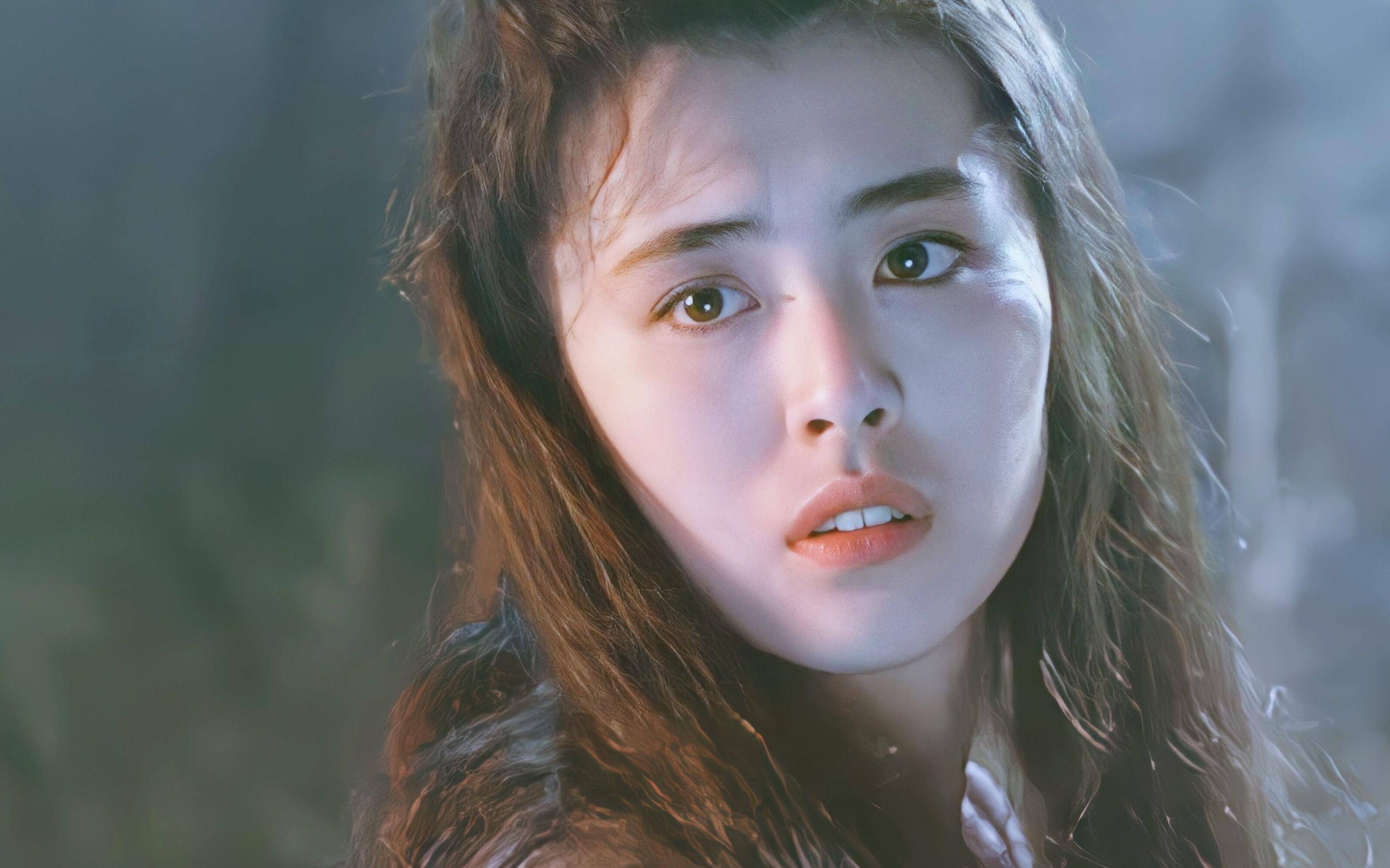 王祖贤胖到认不出!穿变形短袖"水桶腰",手夹皮包像富婆