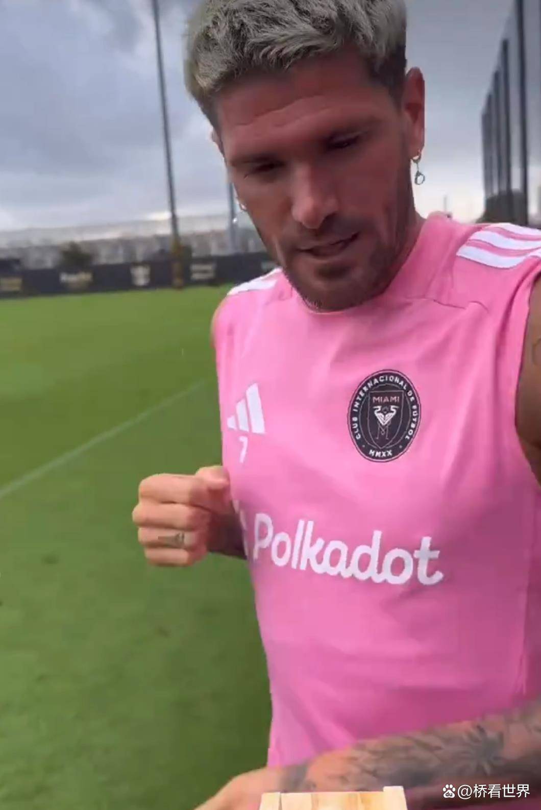 万圣节足坛名场面:德保罗与小梅西现反差萌?姆巴佩反应太意外?