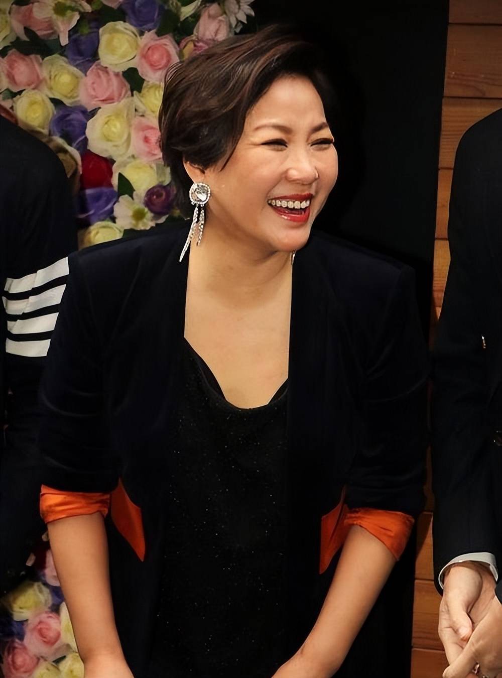 主持人李静一家云南采菌子,21岁女儿由外婆一手带大,漂亮又洋气