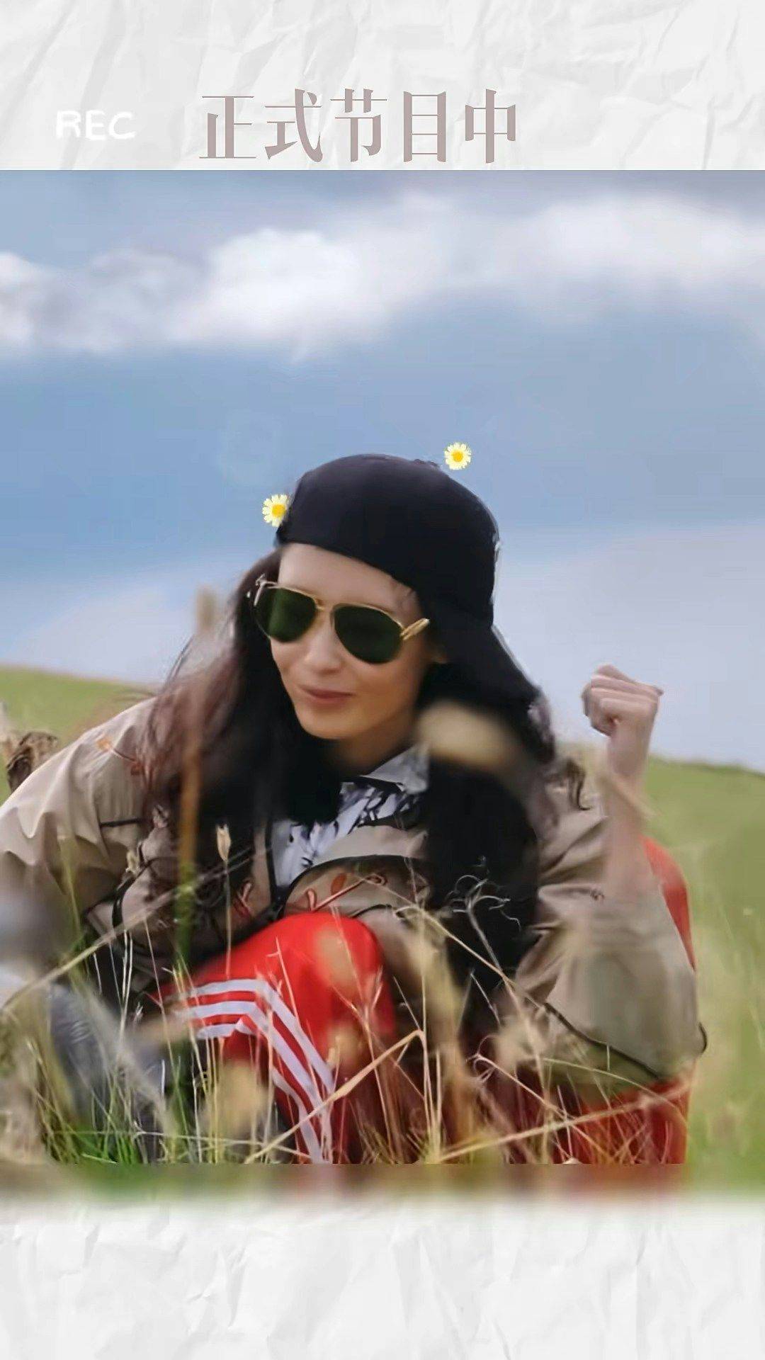 张柏芝录节目自带垃圾袋,狂捡草原垃圾被赞人美心善,环保行为火出圈