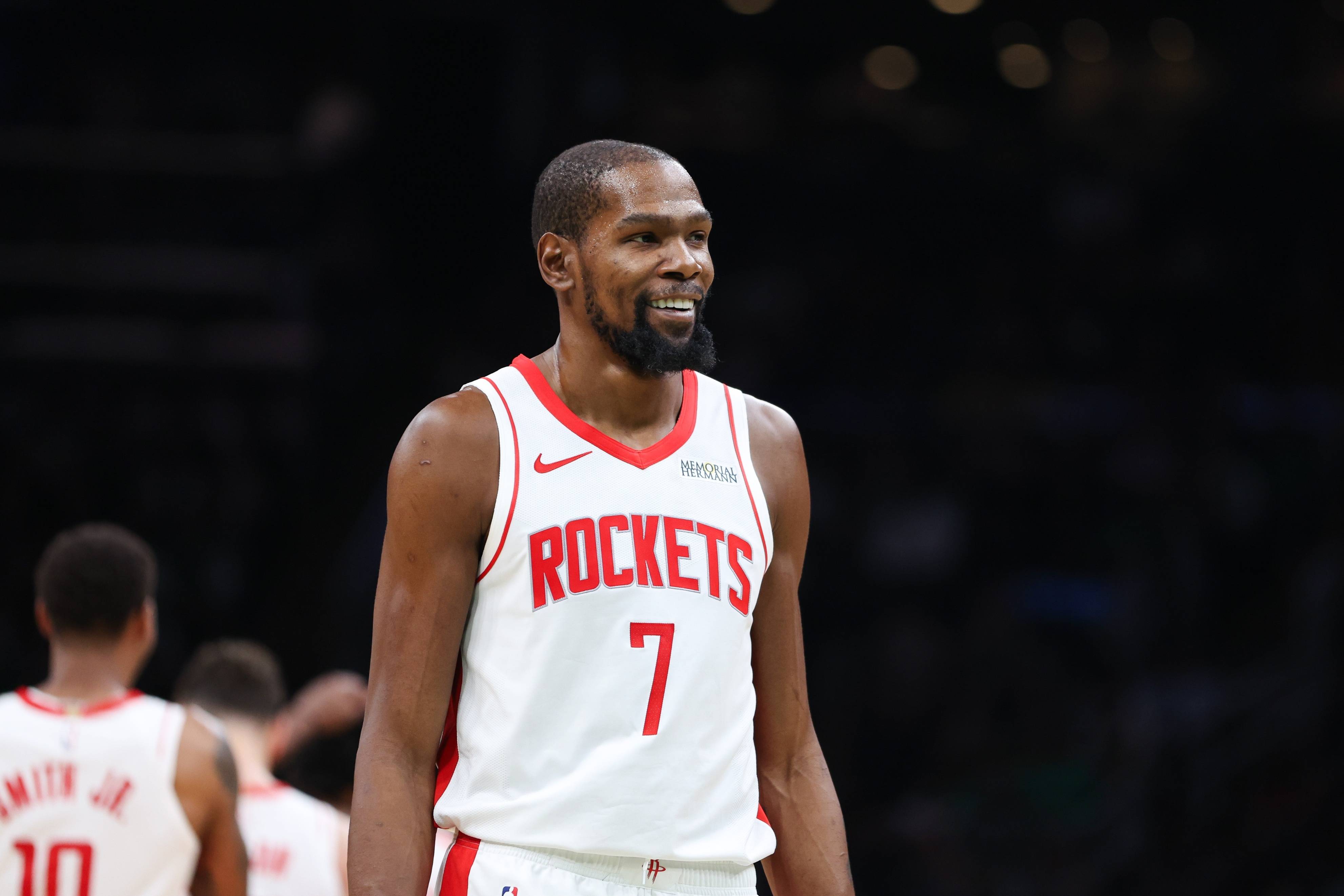 篮筐两度故障引闹剧！杜兰特18+7率火箭险胜马刺，赛后吐槽队友“幼稚”