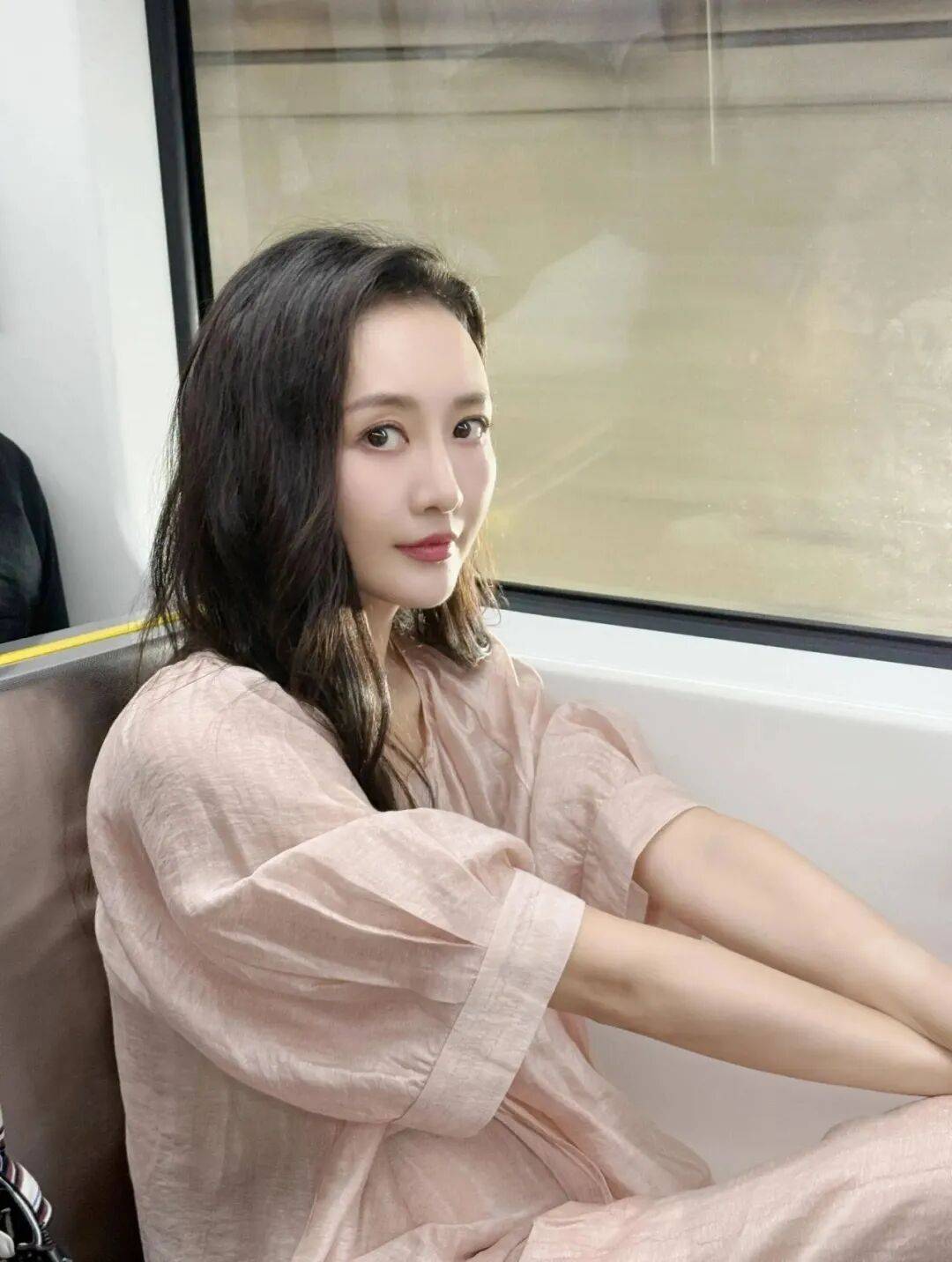 42岁的王鸥现身深圳地铁站还是好美啊