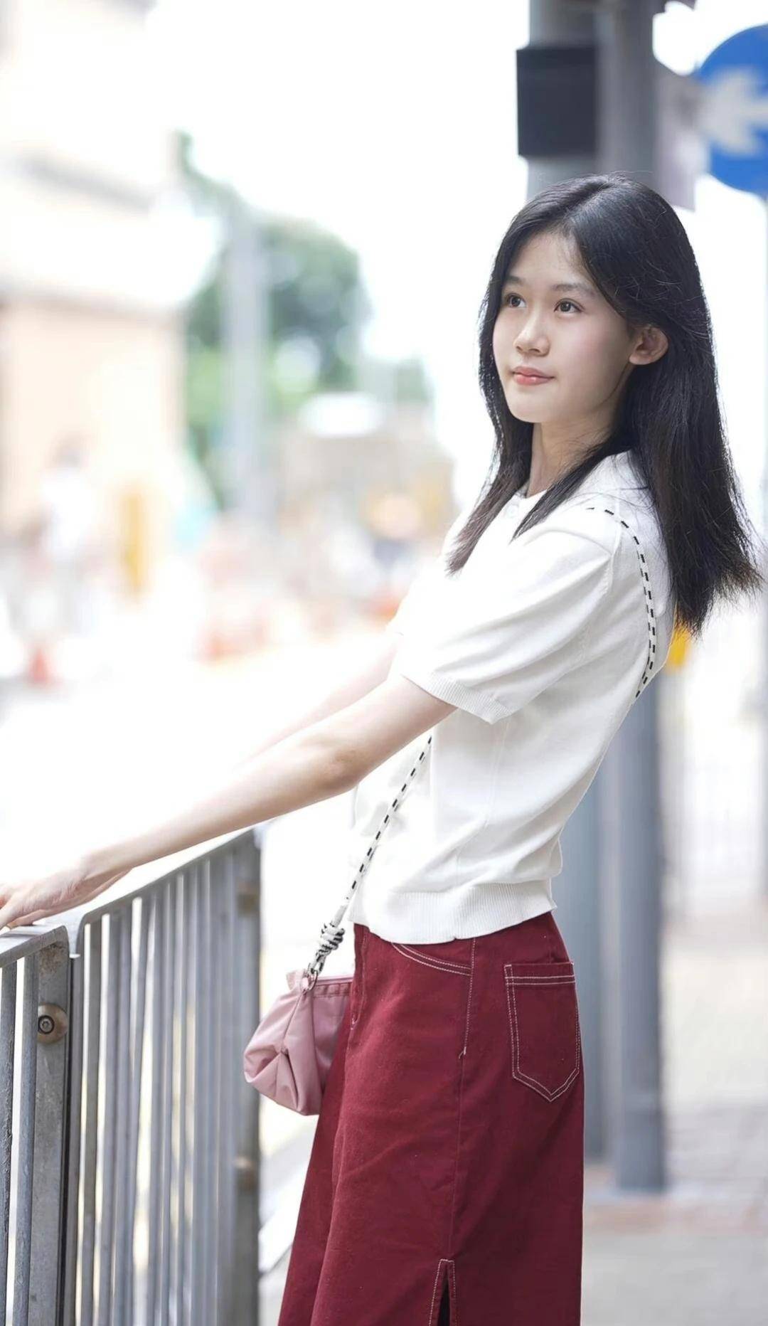 陆毅一家香港看关智斌16岁贝儿比鲍蕾还高姐妹俩筷子腿又长了