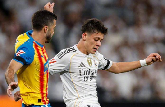 4-0完胜,巴萨落后西甲榜首8分!皇马6连胜领跑,足坛第一人狂轰235球