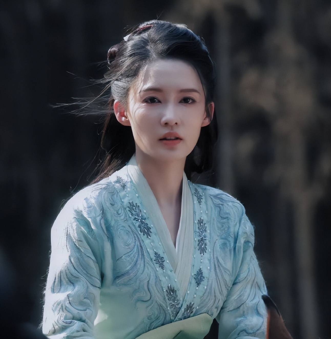 李沁一笑随歌生图曝光!红衣侠女太惊艳,和男主同框很养眼!