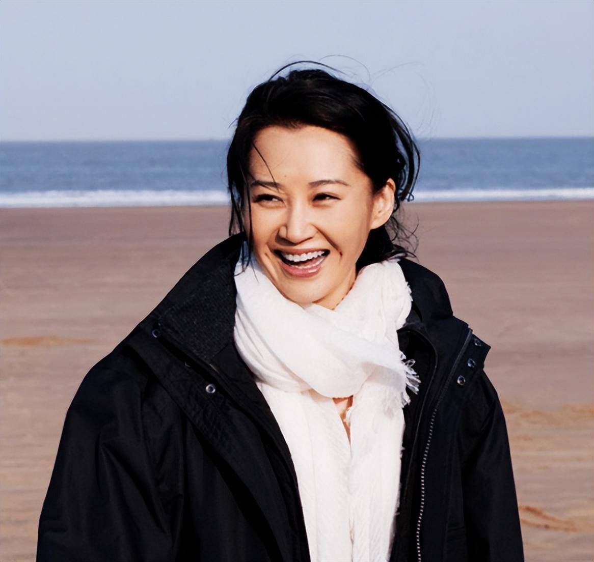 54岁风韵犹存的许晴,"风流成性,魅惑众人",真的是越老越火辣