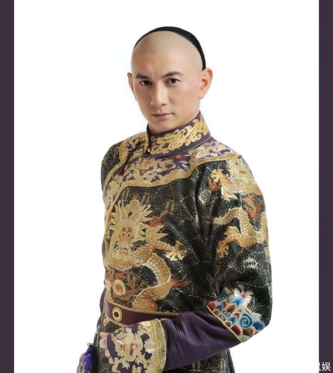 54岁的吴奇隆来河南录节目,头发乌黑浓密,戴眼镜的样子好迷人