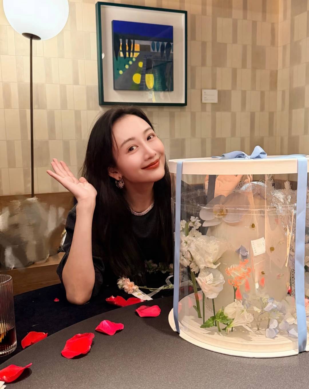 43岁王鸥携家人一起庆祝生日王鸥和妹妹很像王鸥母亲罕现身