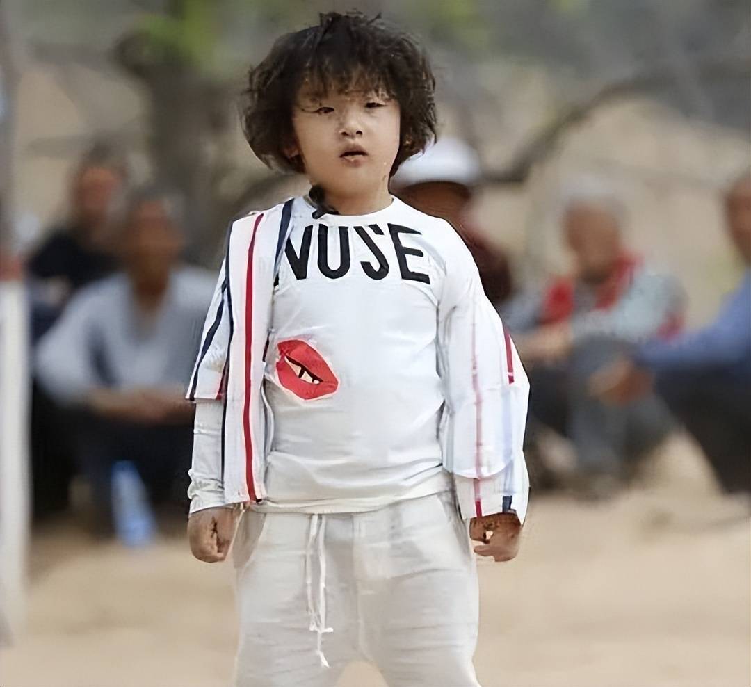 大儿子邹明轩,小时候因为一头泡面卷和"吃货"形象圈粉无数