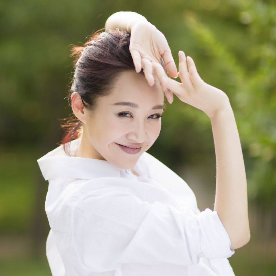 "京圈公主"许晴,阅尽千帆回归松弛人生,55岁依然满满胶原蛋白