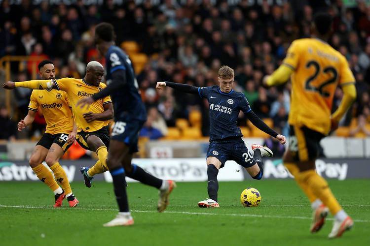 切尔西主场迎战狼队，争夺欧冠资格，展现强势；狼队深陷降级，面临严峻挑战。