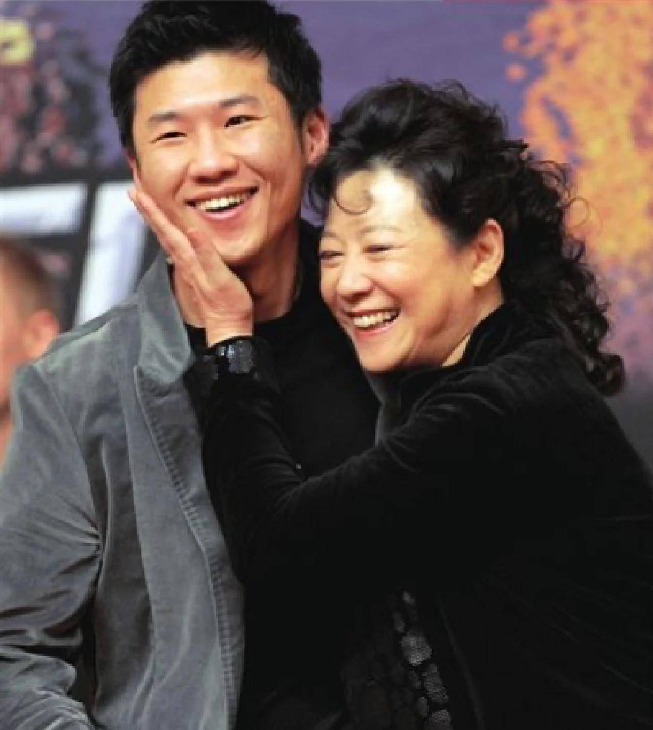 红极一时的王馥荔丈夫为她放弃军职不给儿子走关系如今儿子成为星