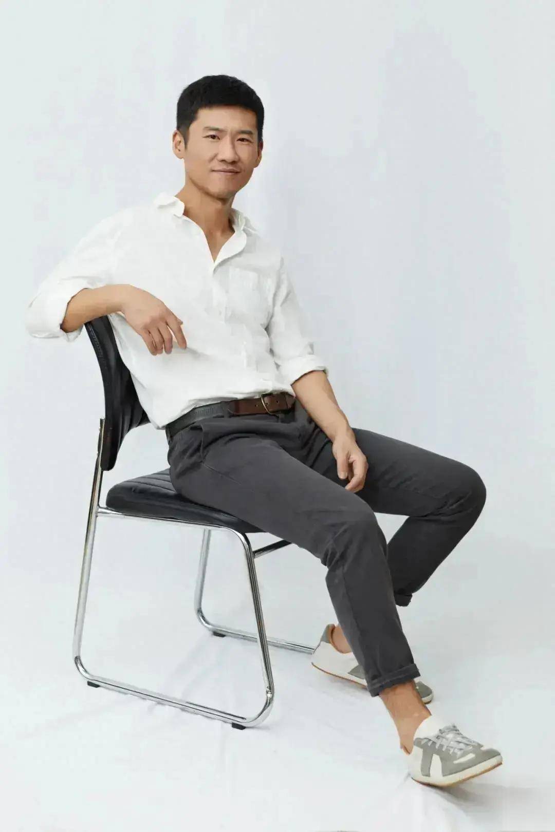 演员王骁40岁才走红娶初恋生一女是母亲王馥荔的骄傲