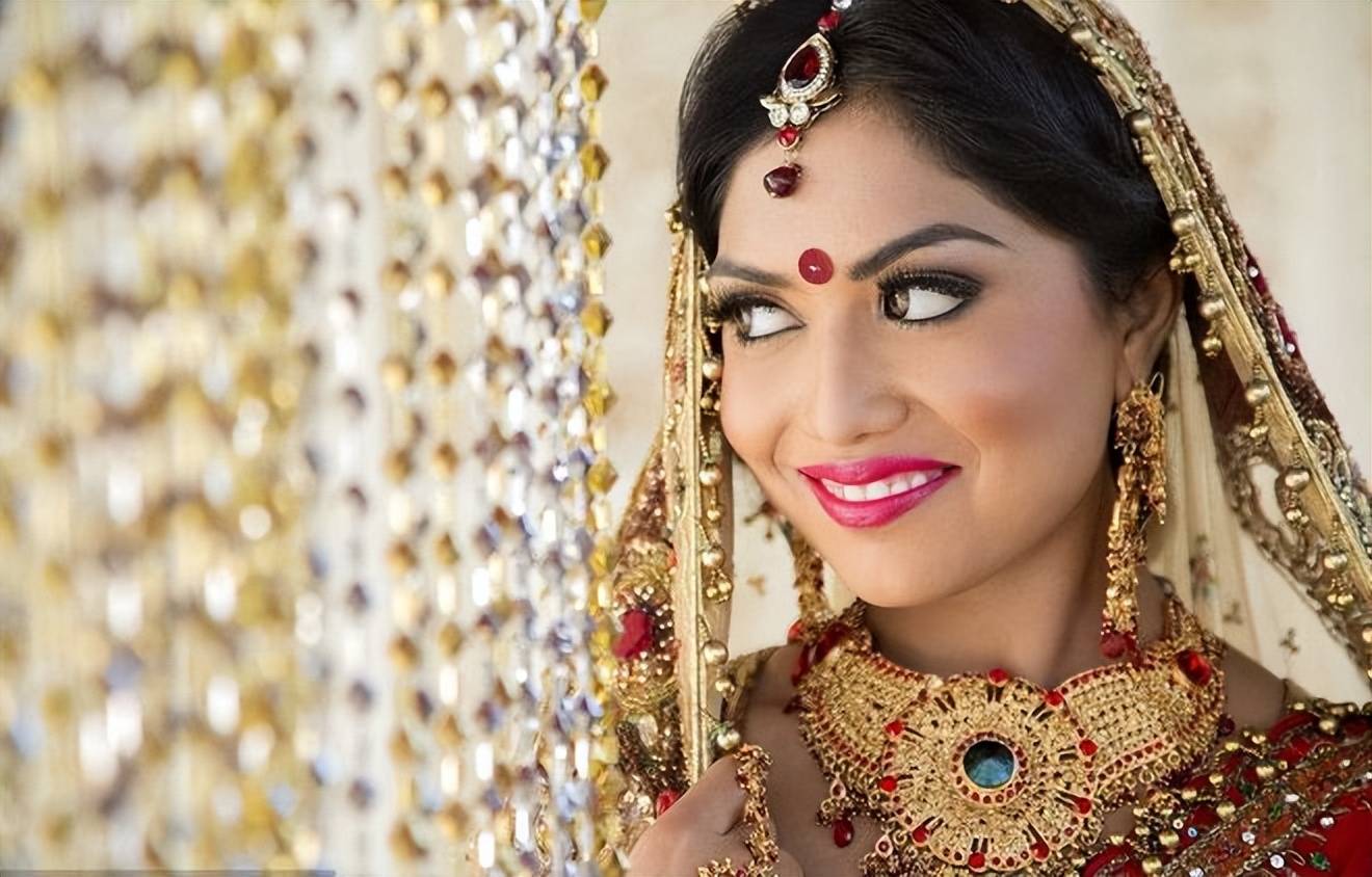 印度街头的禁忌:左鼻戴环的女人,为何让游客避之不及?