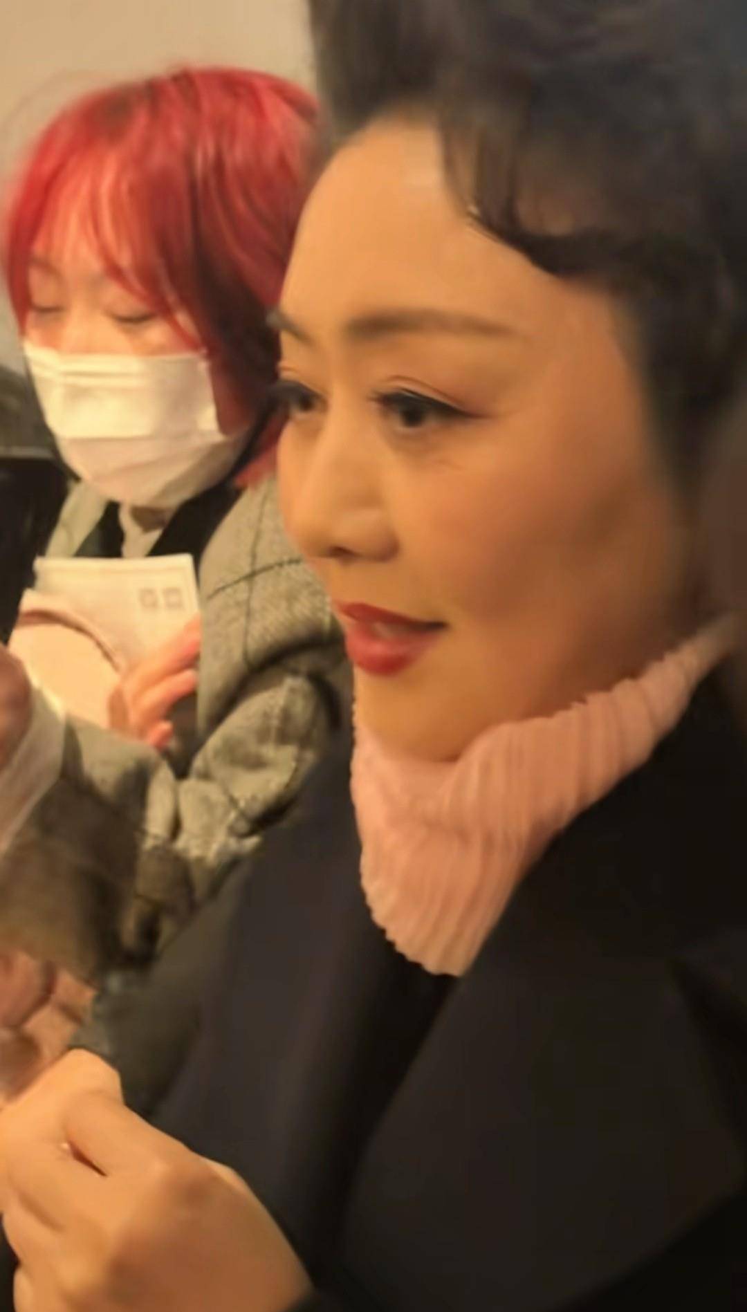 偶遇京剧美人李胜素59岁近照曝光端庄优雅自然美丽