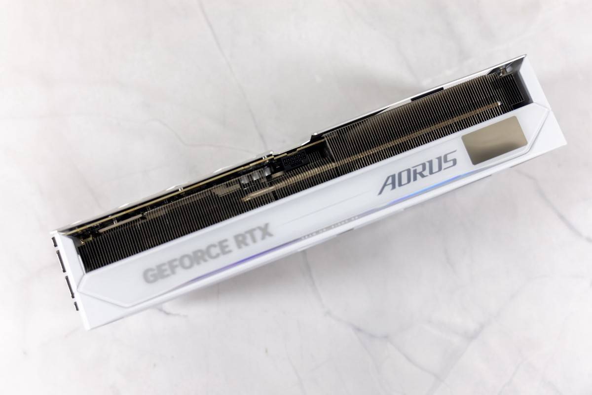 小小3A,轻松拿捏,自带屏幕更好玩,技嘉RTX 5080超级雕ICE装机体验