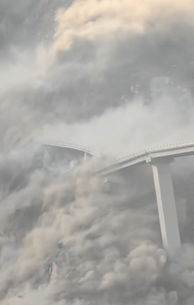 四川阿坝红旗桥发生垮塌：现场腾起巨大烟尘 大