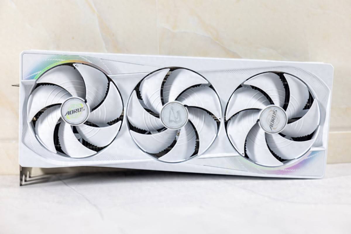 小小3A,轻松拿捏,自带屏幕更好玩,技嘉RTX 5080超级雕ICE装机体验