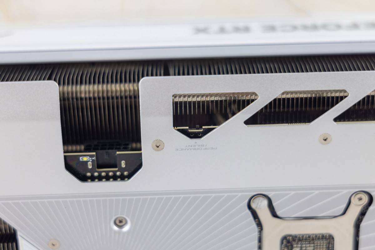 小小3A,轻松拿捏,自带屏幕更好玩,技嘉RTX 5080超级雕ICE装机体验