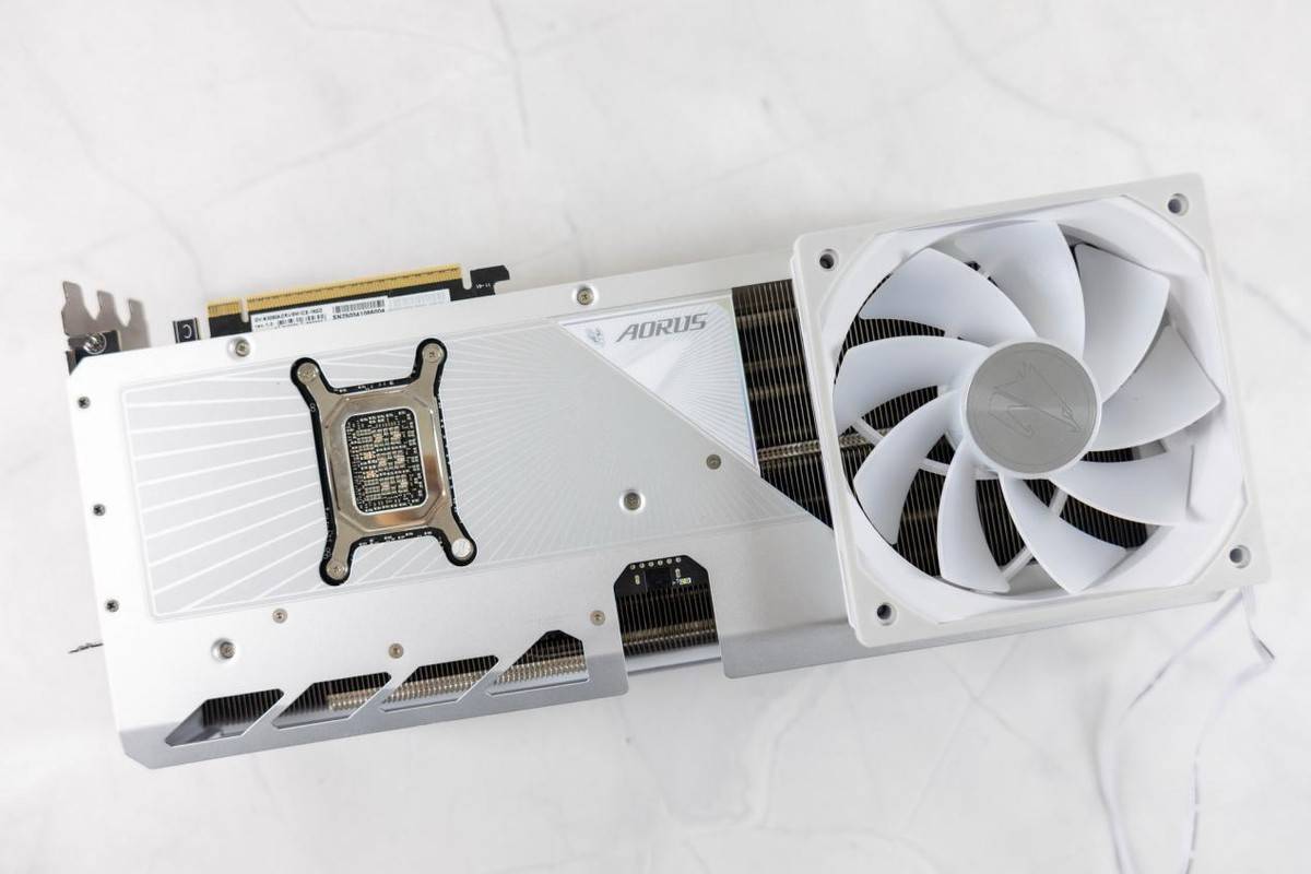 小小3A,轻松拿捏,自带屏幕更好玩,技嘉RTX 5080超级雕ICE装机体验