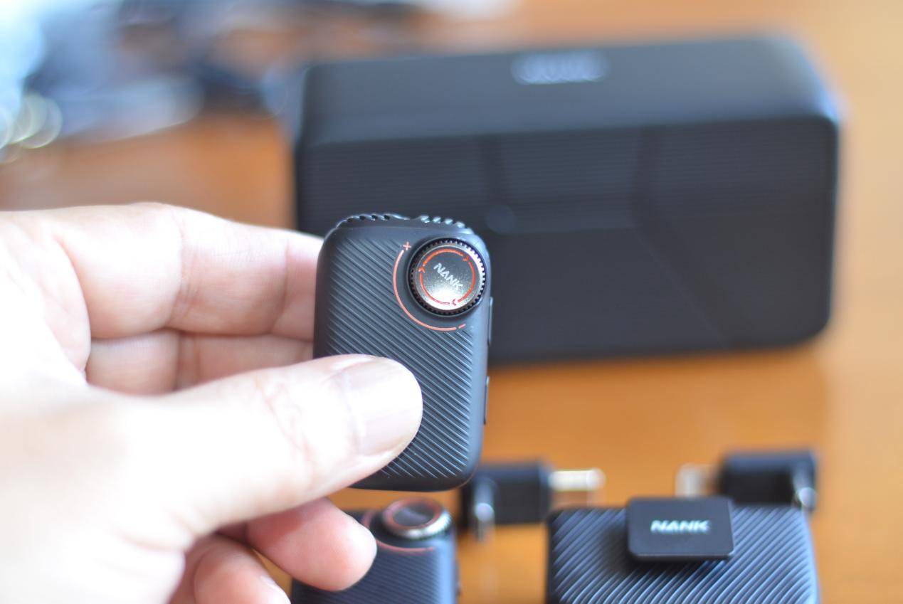 专业音质、稳定传声、智能操控集一身,南卡Qmic领夹麦克风专业全能