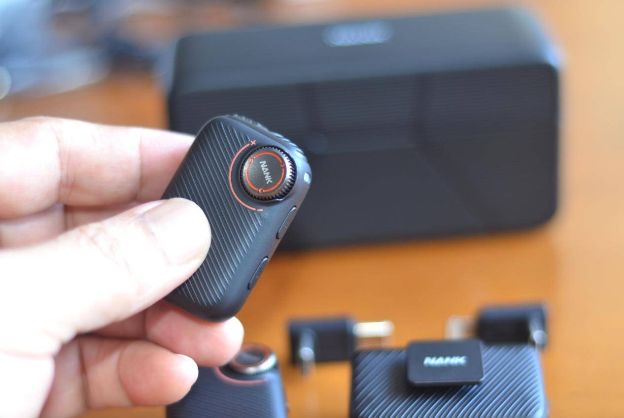 专业音质、稳定传声、智能操控集一身,南卡Qmic领夹麦克风专业全能