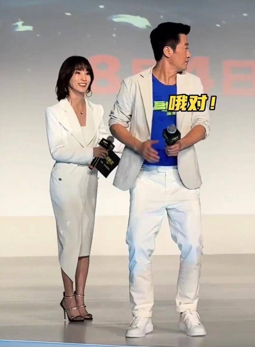 吴京与谢楠大秀恩爱,搂腰骑摩托车太甜蜜,中年夫妻太好磕