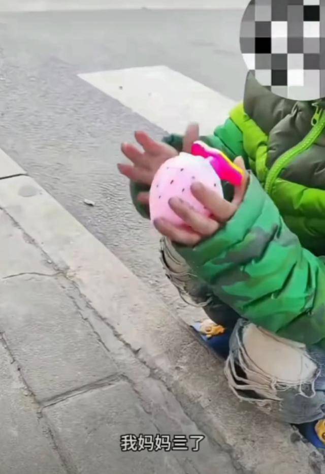 西安7女孩流浪街头,穿凉拖鞋捡吃的,母亲去世父亲不管,民政局介入