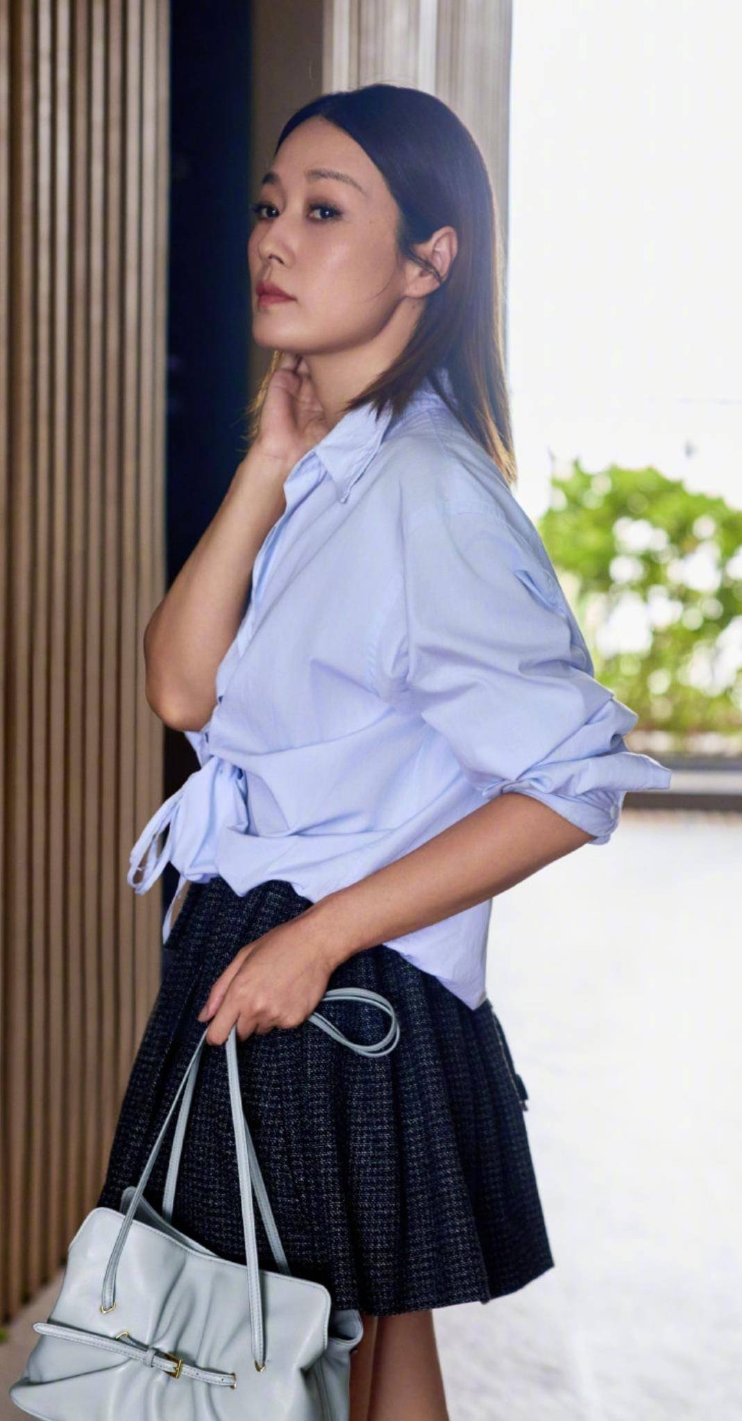 马伊琍超短裙照片曝光,都这个岁数了,还是很漂亮