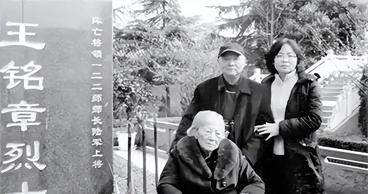 2005年一名将发妻来川军博物馆,指着丈夫照片哭骂:我多惨知道不