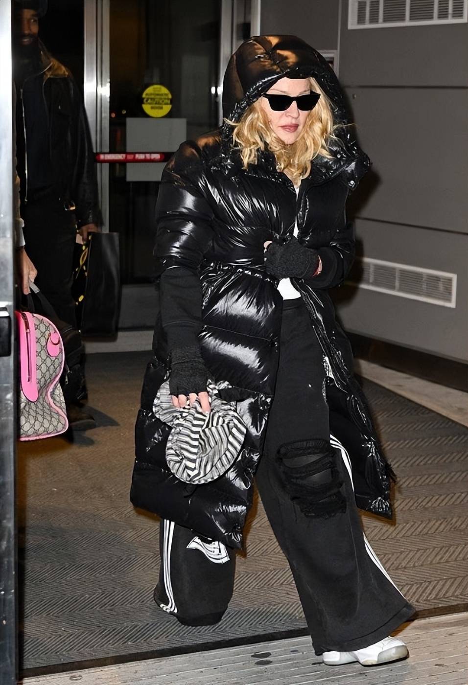 67岁麦当娜新恋情曝光,机场同框炸场,29岁男友成"青春续命符"