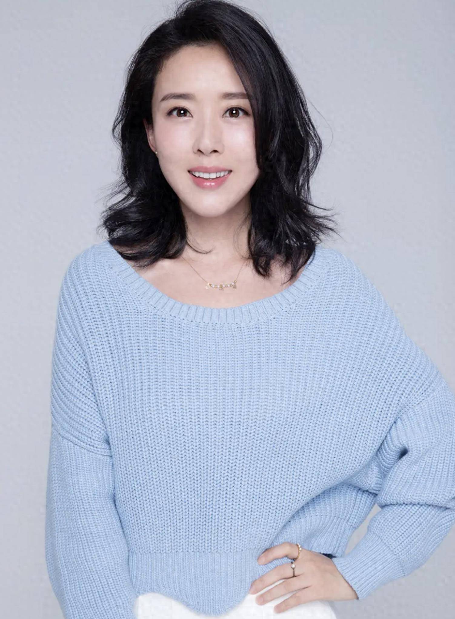 嫦娥颜丹晨倒贴嫁小丈夫44岁高龄生子46岁身材好似少女