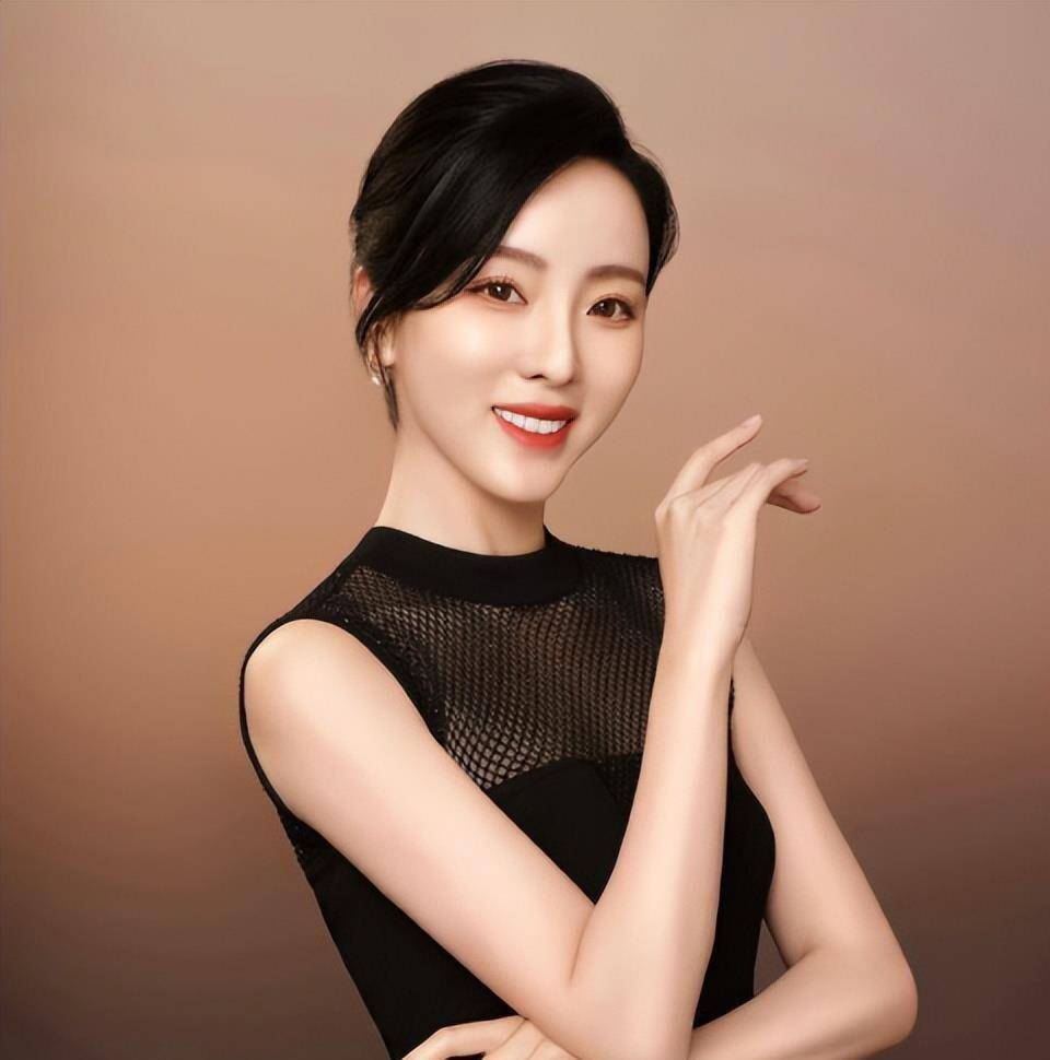 告别央视的主持人李思思,嫁给自己初恋三年生两娃后,现状如何?