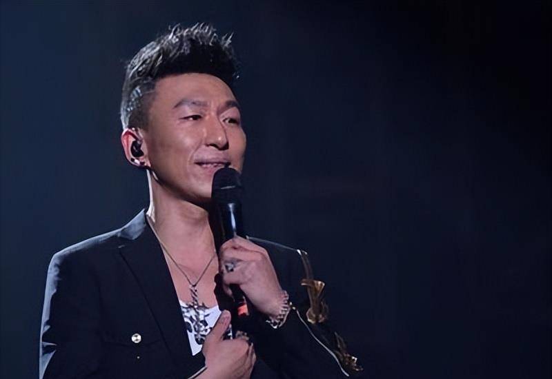 得益于优越的"北京大院子弟"家庭背景,陈羽凡在音乐道路上获得了父母