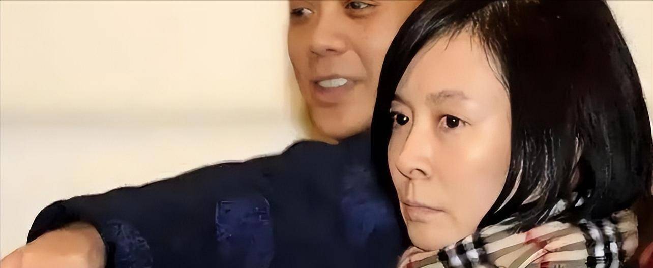 就在王京花事业如日中天时,她与华谊兄弟的强强联手震动整个娱乐圈