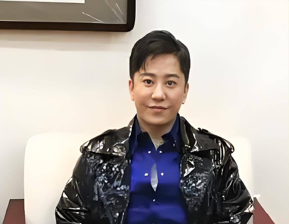 反观当年与他齐名的林依轮,孙浩等人,或转型综艺,或跨界演戏,依旧活跃