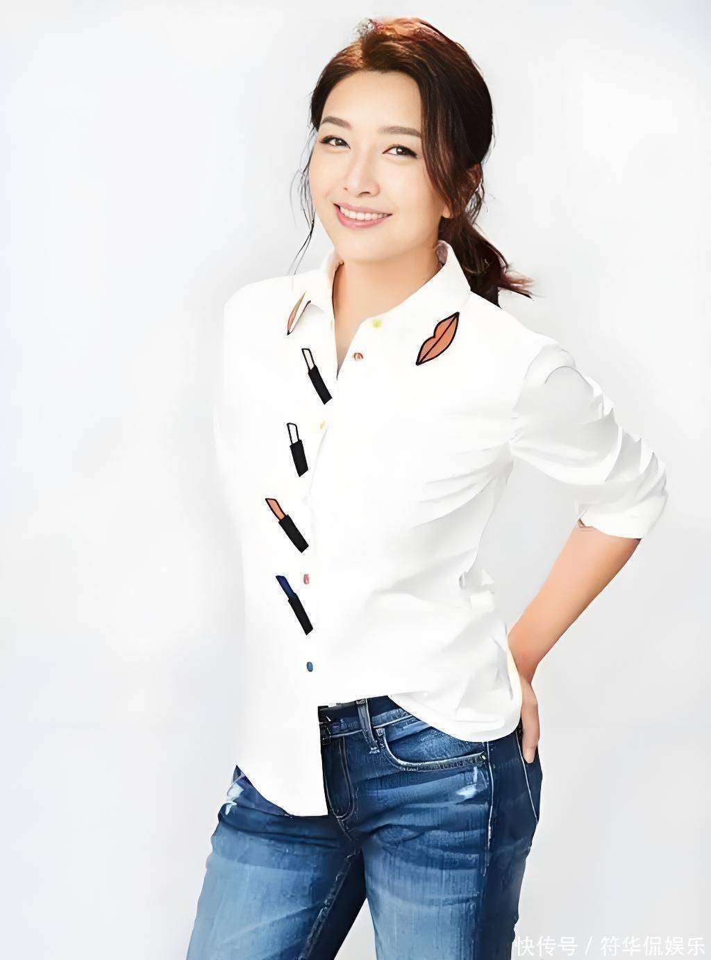 57岁江珊换了风格减龄20岁,穿针织衫 牛仔裤,完全没有大妈味