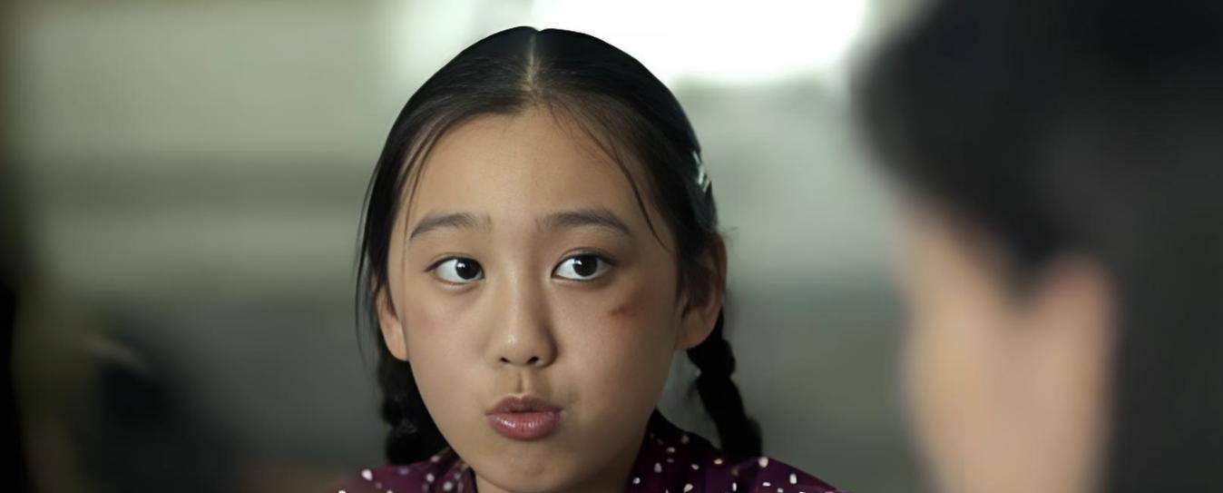 第二位:张娇娇(饰演"幼年江亚菲")现实中的张九妹,气质优雅,举止大方