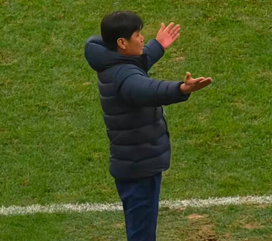 海牛保级稳如泰山！青岛媒体揭秘李霄鹏魅力，赢得国足前队长由衷敬佩