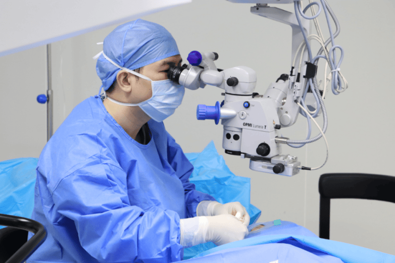 母女同行,共享“睛”彩人生!49岁医生妈妈与女儿在南海爱尔成功摘镜(图2) 母女同行,共享“睛”彩人生!49岁医生妈妈与女儿在南海爱尔成功摘镜(图2)