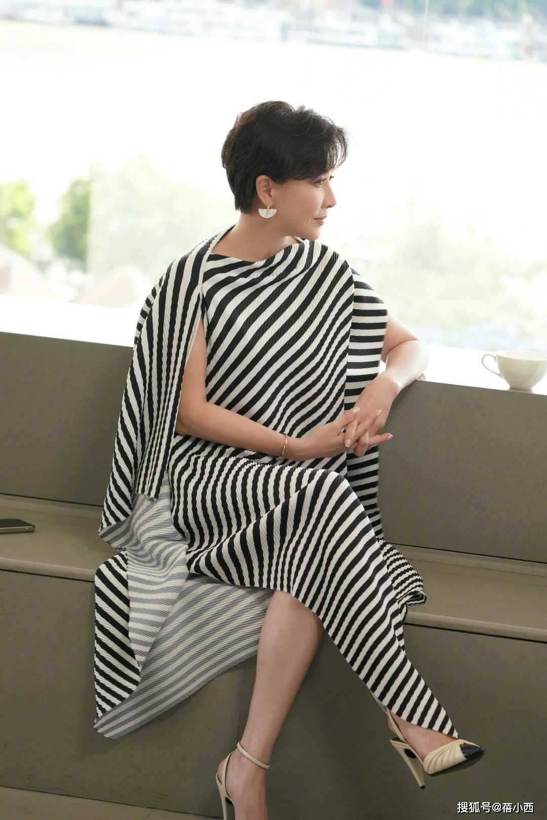 59岁刘嘉玲新烫了泡面头减龄25岁,一身工装穿搭,美得像换了个人