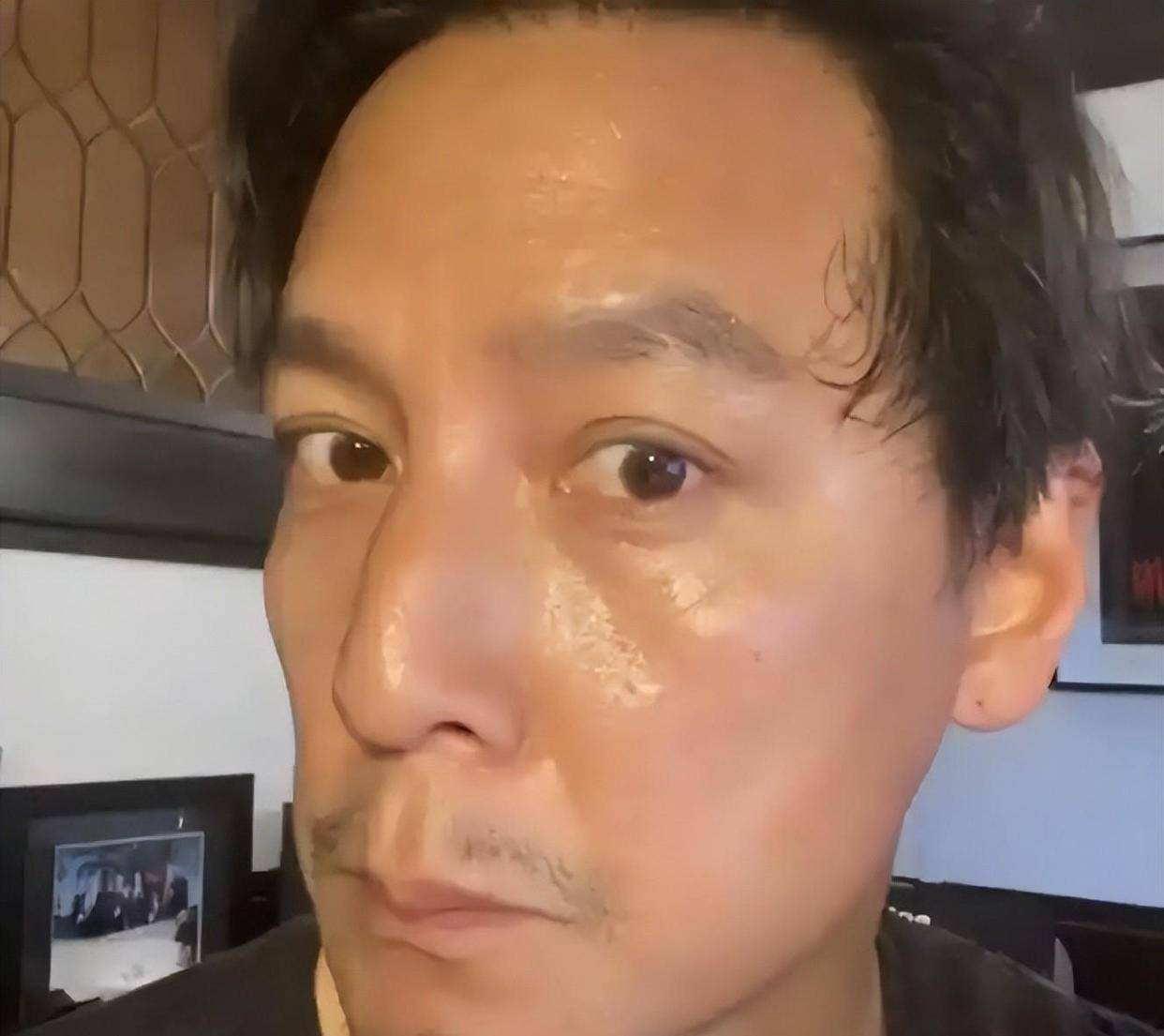反正啊,评论区里全是对这张照片的点评,再加上对吴彦祖自拍技术不行的