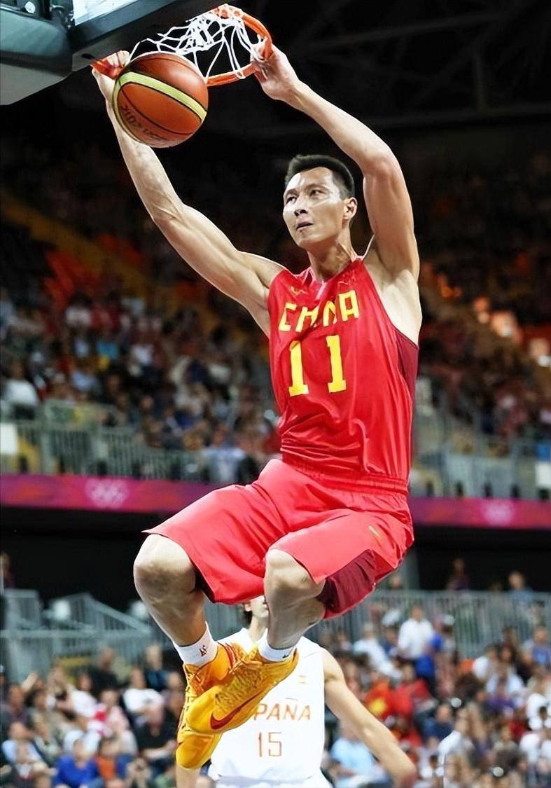 易建联1987年出生在广东鹤山的一个普通家庭