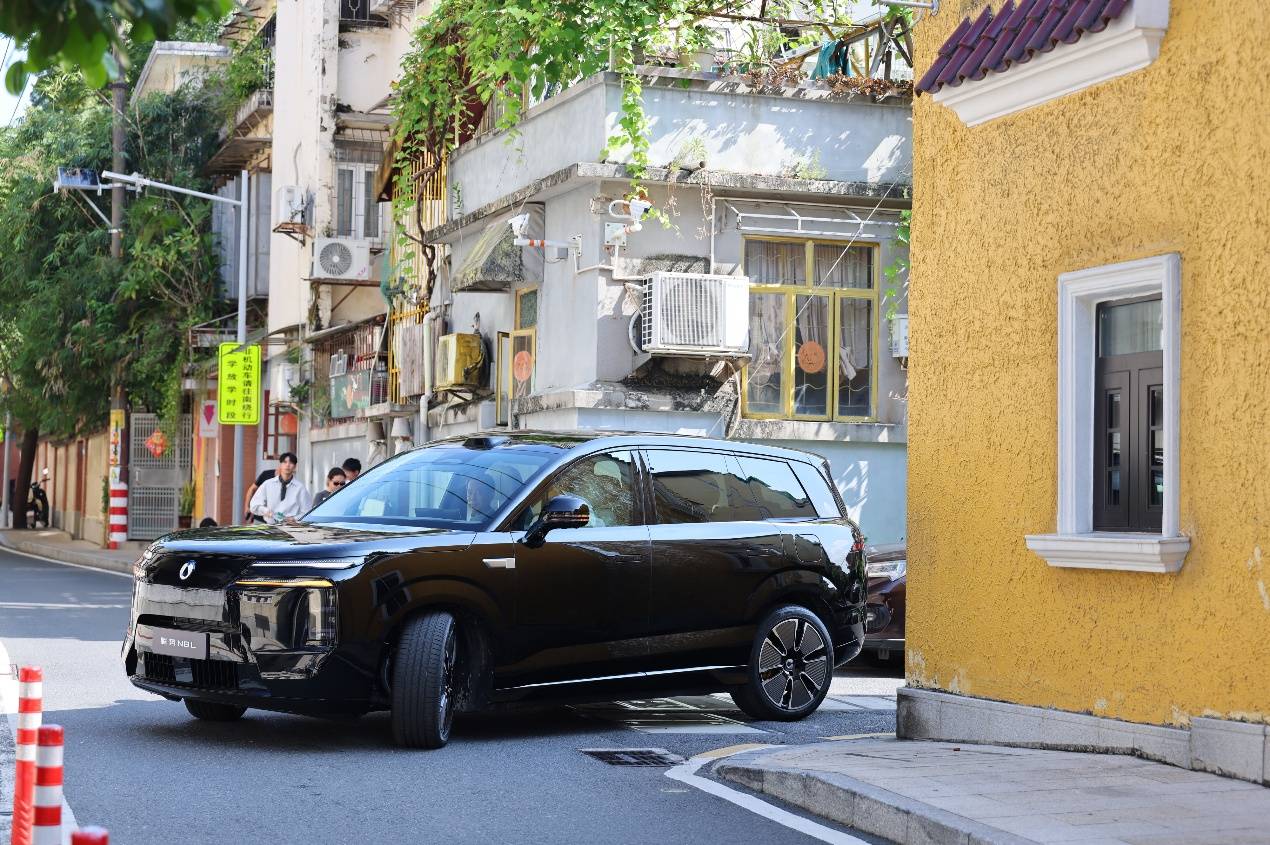 腾势N8L登场,陈小春应采儿一家四口喜提超豪华移动大平层!