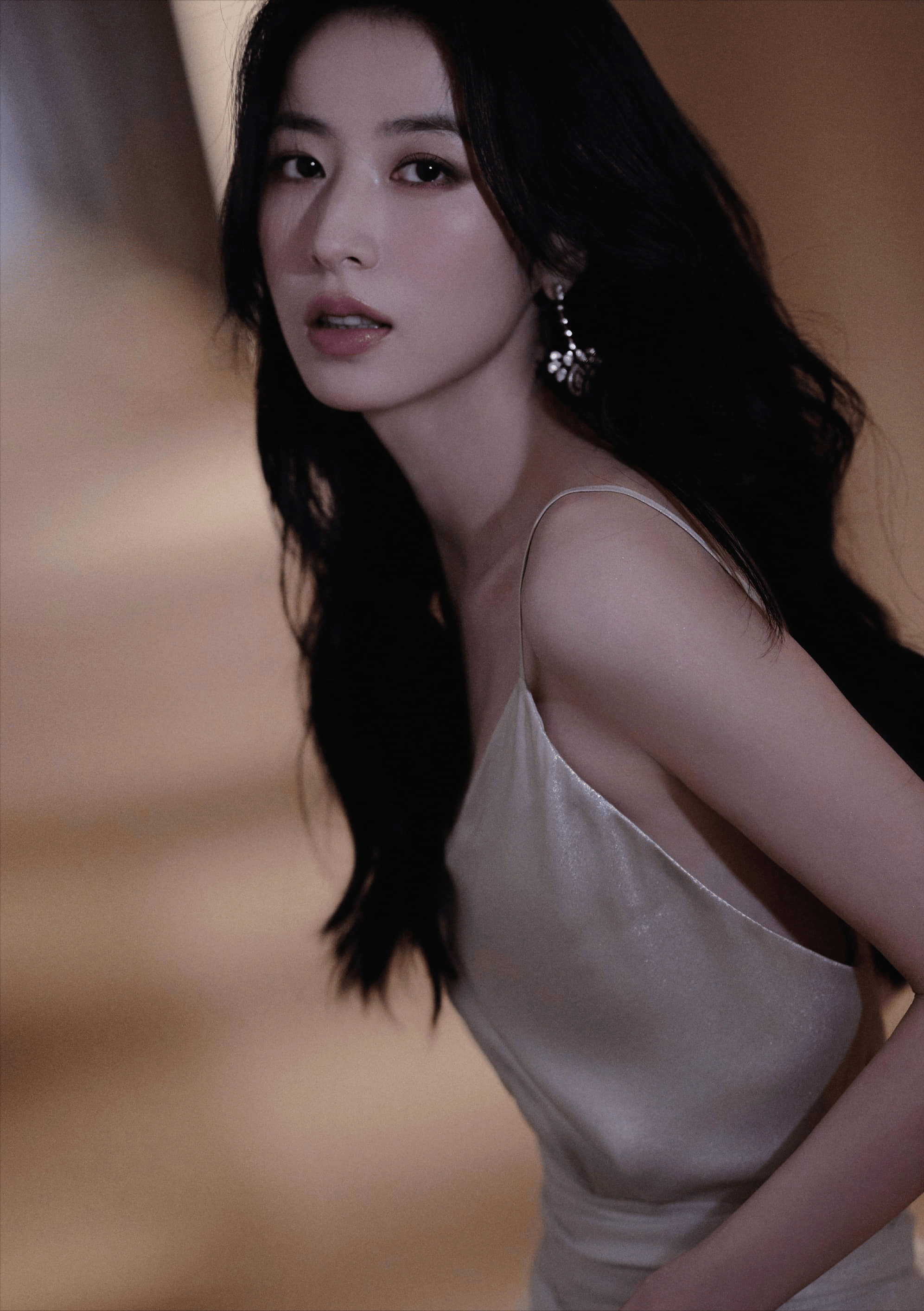 周雨彤太会穿了!一袭丝缎长裙搞定气质氛围感,简直是梦中女神