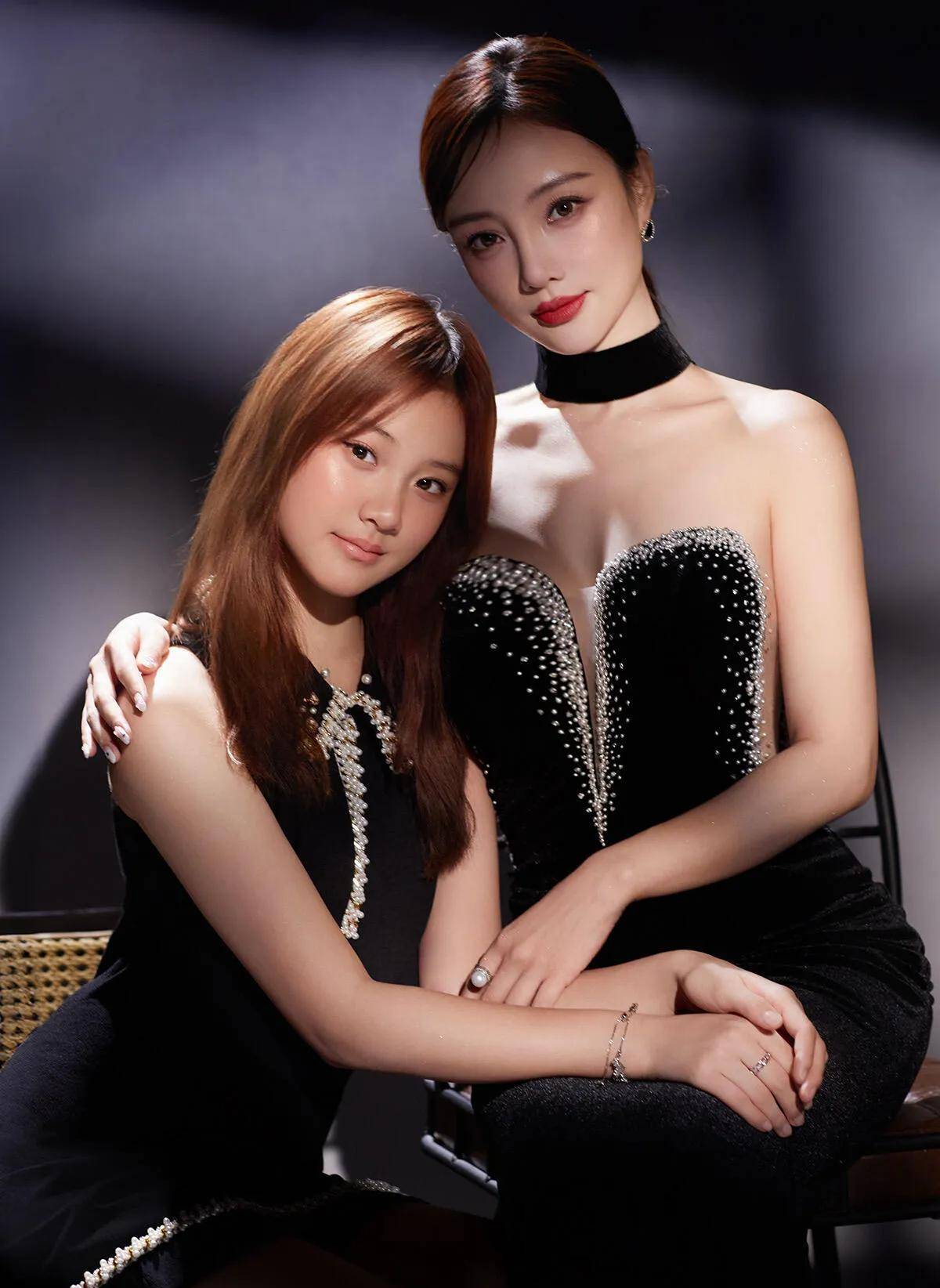 贾乃亮晒合影为女儿庆生,李小璐晒母女写真,13岁甜馨越来越漂亮