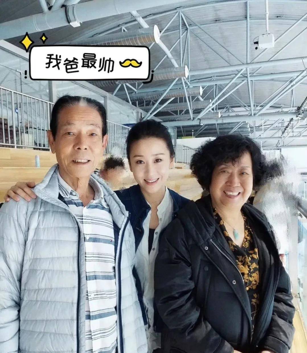 苗圃藏了14年的丈夫终于露脸了,67岁陈义红脸老腿白,像小鲜肉