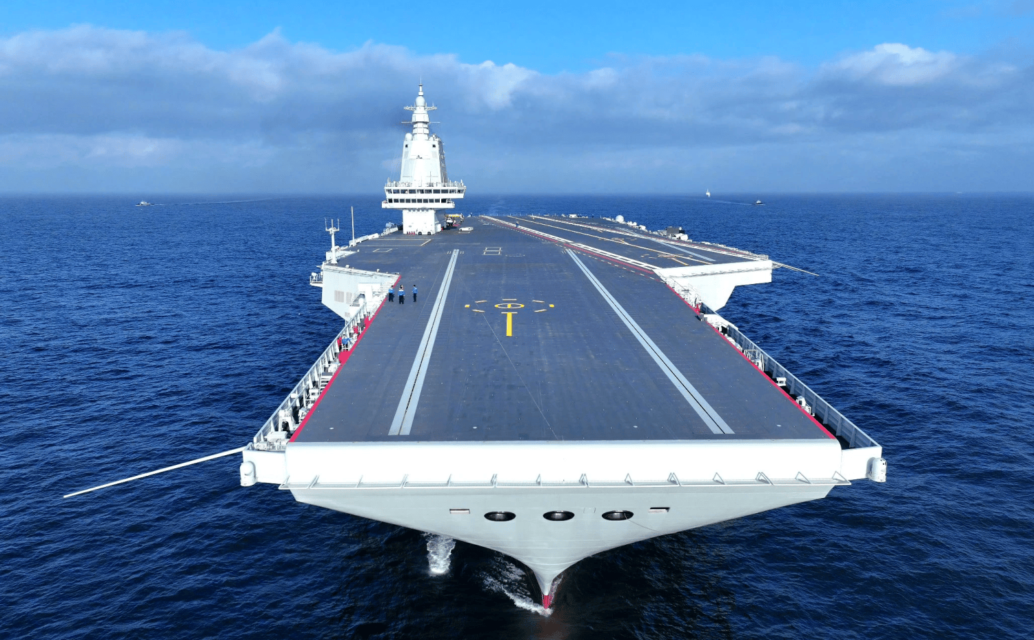 中国航母再添新成员！福建舰下水标志着国产航母规模化生产开启